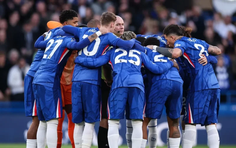 لاعبو تشيلسي يحاصرون الحكم في لقطة أثارت الجدل خلال مباراة الفريق الأخيرة